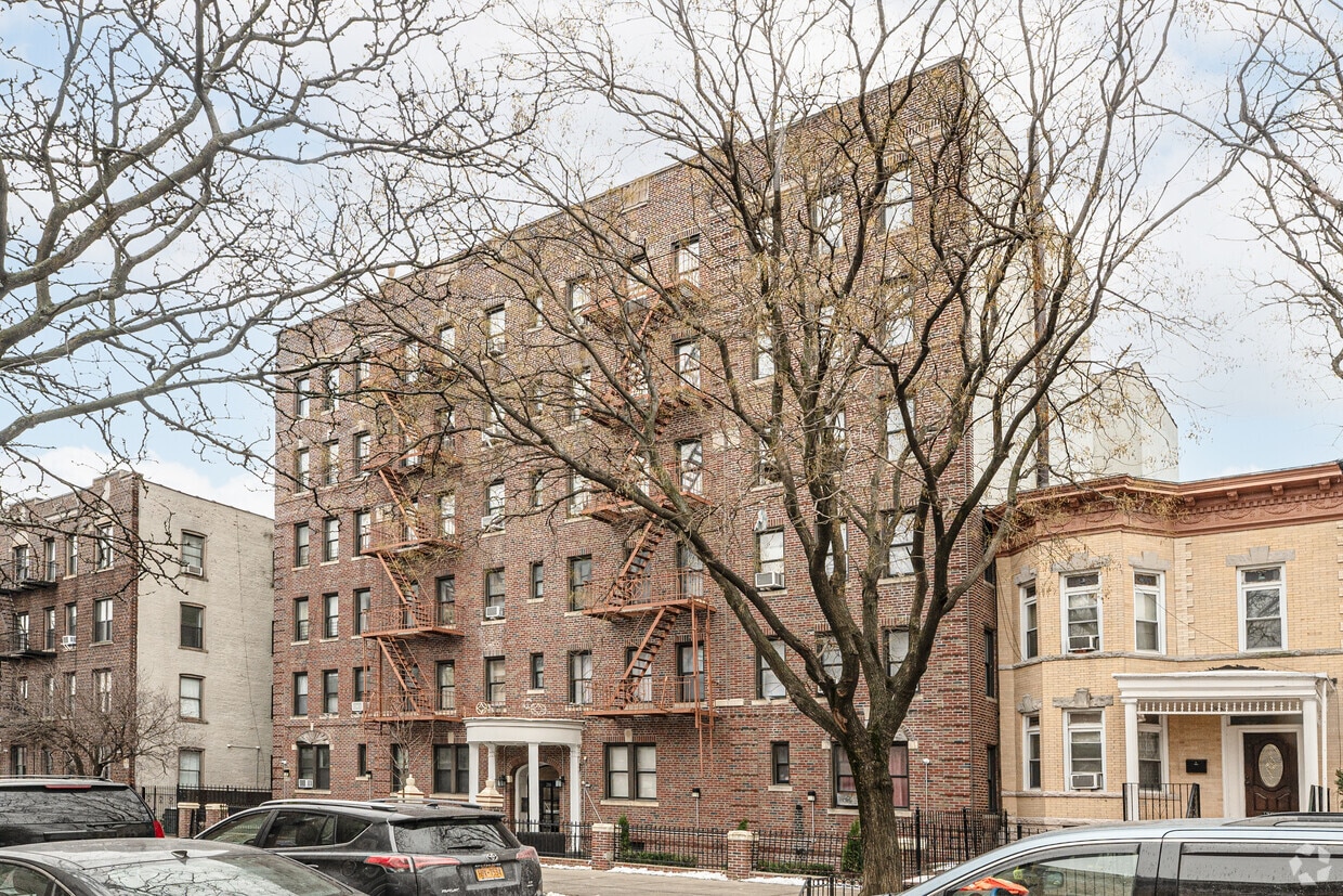 Primary Photo - 288-295 Maple St