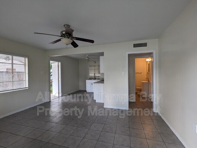 Foto del edificio - 1318 Divot Ln