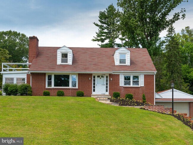 Building Photo - 840 Rosary Ln