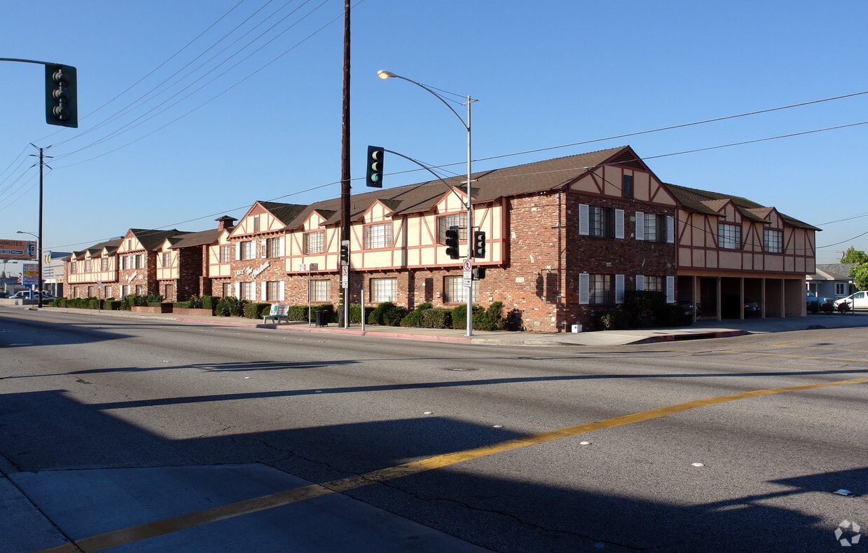 Primary Photo - Chateau Apartments