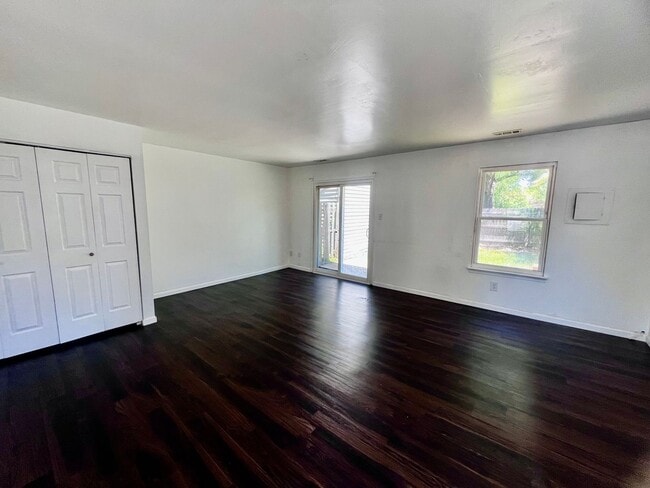 Building Photo - 3BR Townhome Near Town Center