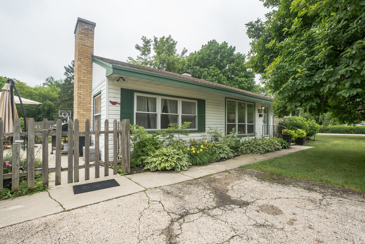 30431 N Center Ave, Libertyville, IL 60048 House Rental in