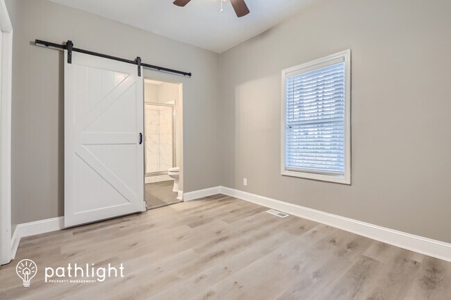 Building Photo - 735 Meadowbrook Dr