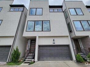Building Photo - 906 W 17th St