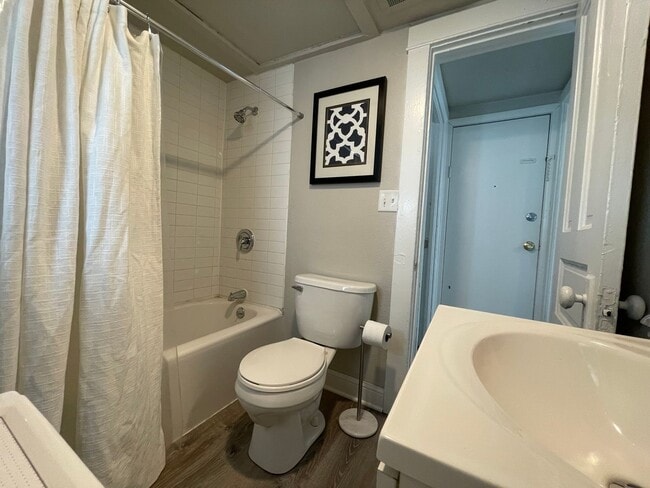 Building Photo - 938 E Dayton St