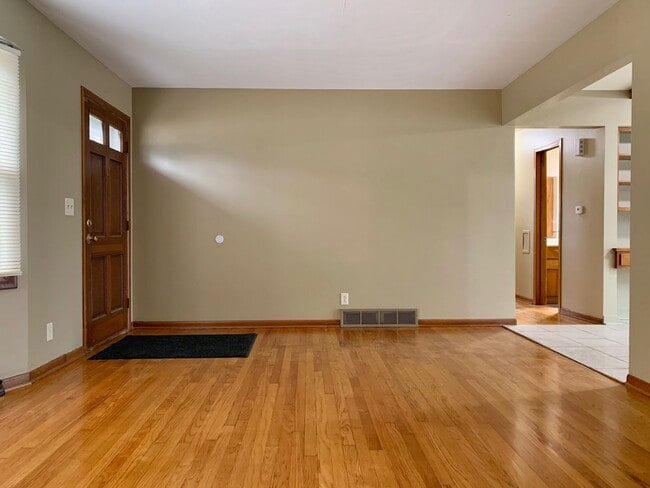 Building Photo - Three Bedroom Home in Kenowa Hills