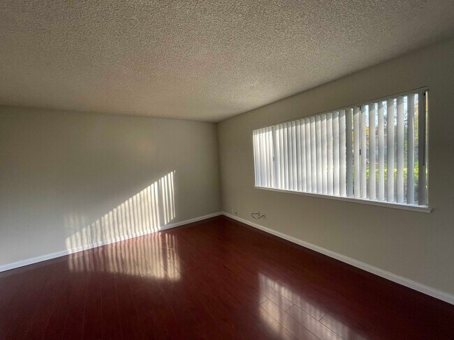 Building Photo - 1575 Drake Dr