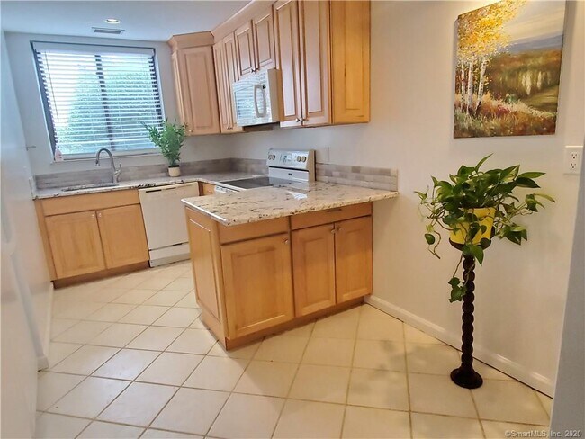 Building Photo - 76 Rowayton Woods Dr