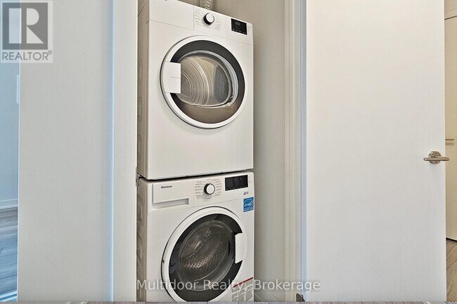 Photo du bâtiment - 120 Broadway Ave