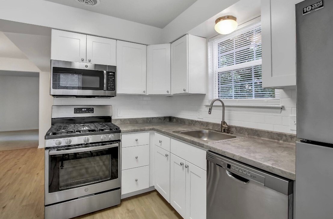 Signature Kitchen Style (shown here in a 3-bedroom apartment) - Springetts Apartments