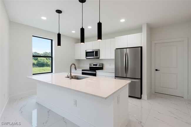 Foto del edificio - 3304 67th St W