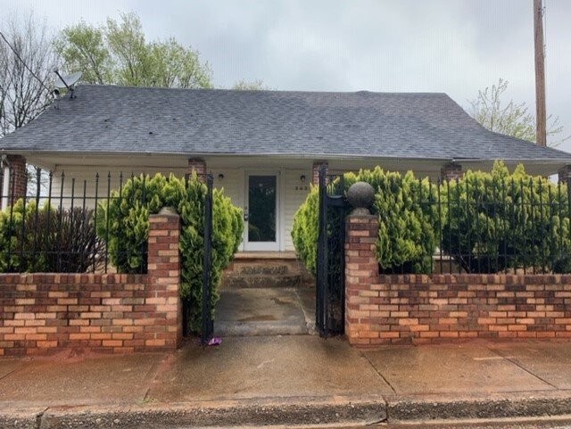 Foto principal - 2 bed 2 bath single family home