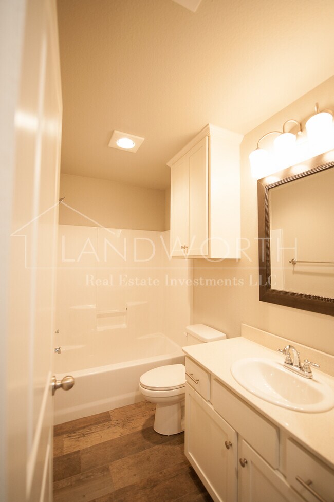 Building Photo - Gorgeous 3/2/2 townhouse