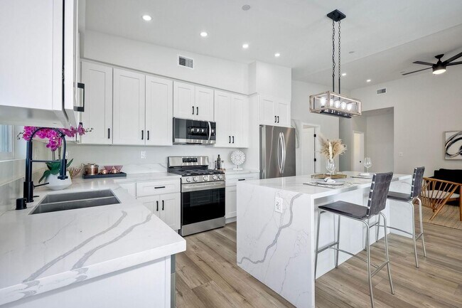 Foto del edificio - Spacious & Stylish 4BR/3BA Apartment in Imperial Beach!