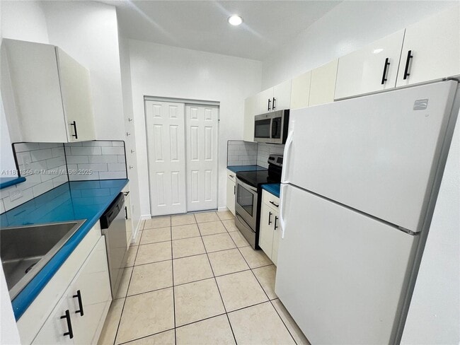 Building Photo - 4285 NE 10th Ct
