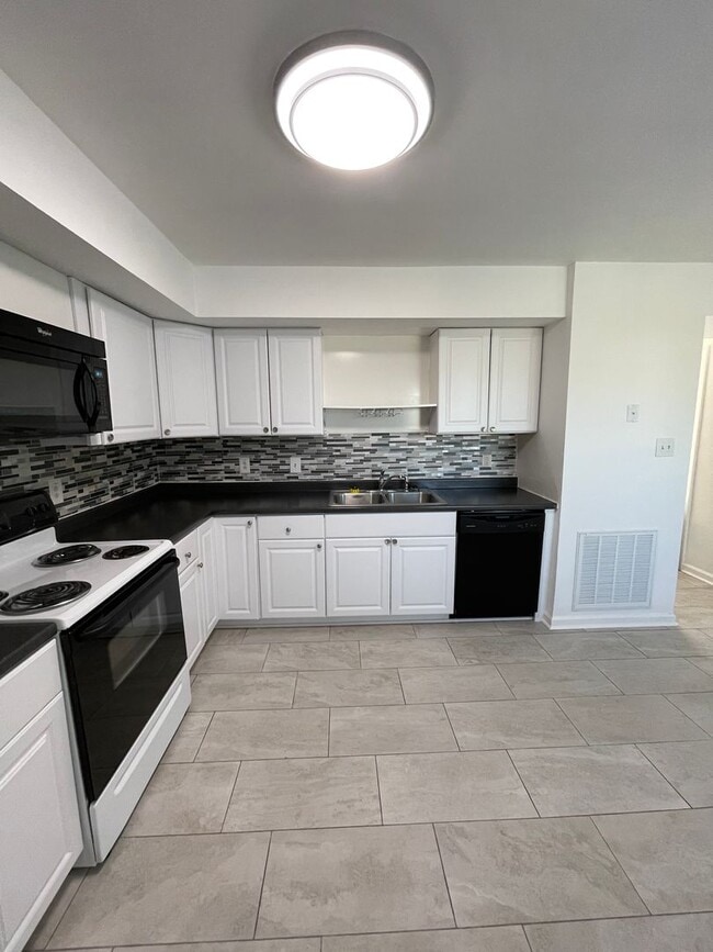 Building Photo - Centrally Located 3BR Townhome – Close to Everything!