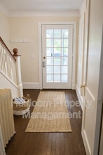 Building Photo - 1112 E 6th St