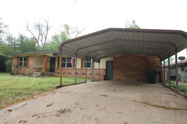 Building Photo - Adorable 3 Bed 2 Bath in Tyler with TWO Li...