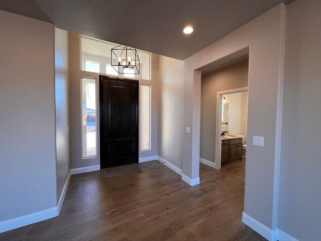 Building Photo - Newer home in Sky Ridge