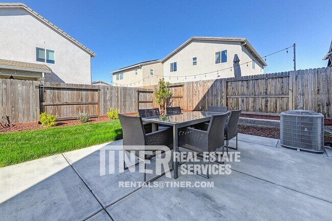 Building Photo - Newer Built Roseville Home with Great Amen...