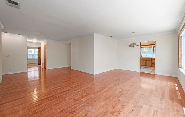 Building Photo - Spacious Home with Beautiful Views of Sout...