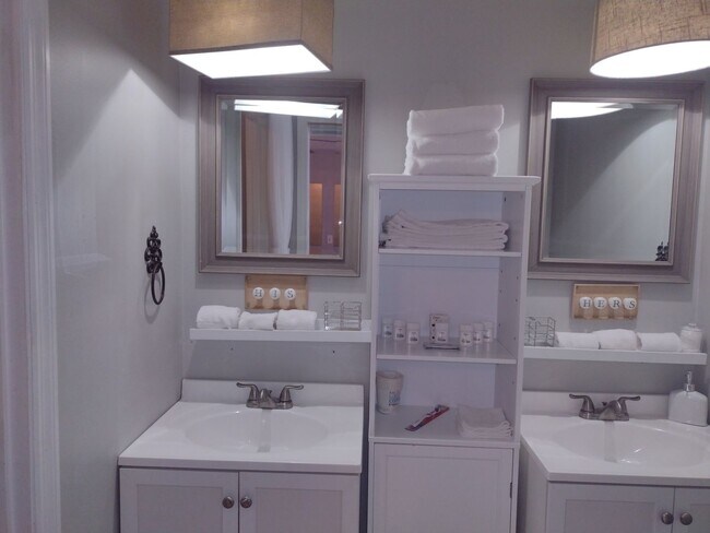 Foto del edificio - Beautifully renovated 4 bed 5 bath condo with a private back yard