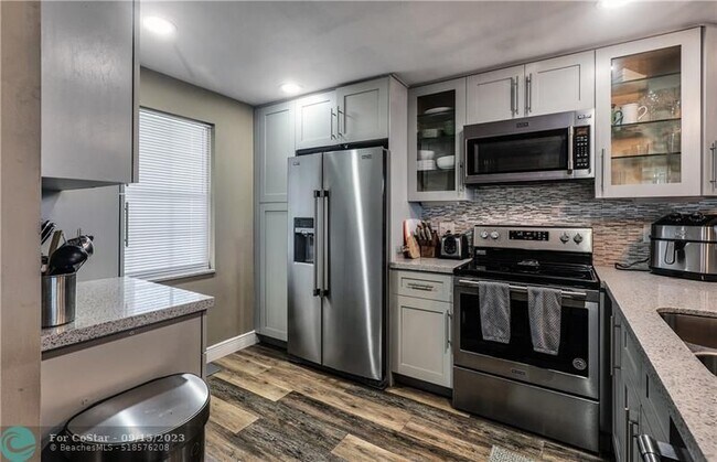 Building Photo - 575 Oaks Ln