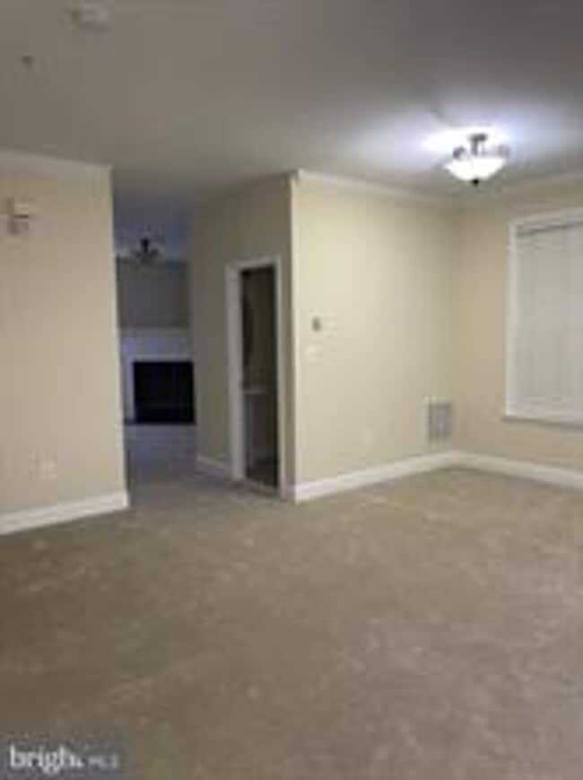 Building Photo - END UNIT TOWNHOUSE WITH 2 CAR GARAGE, 4 BEDROOMS AND 3.5 BATHS..FINISHED REC ROOM