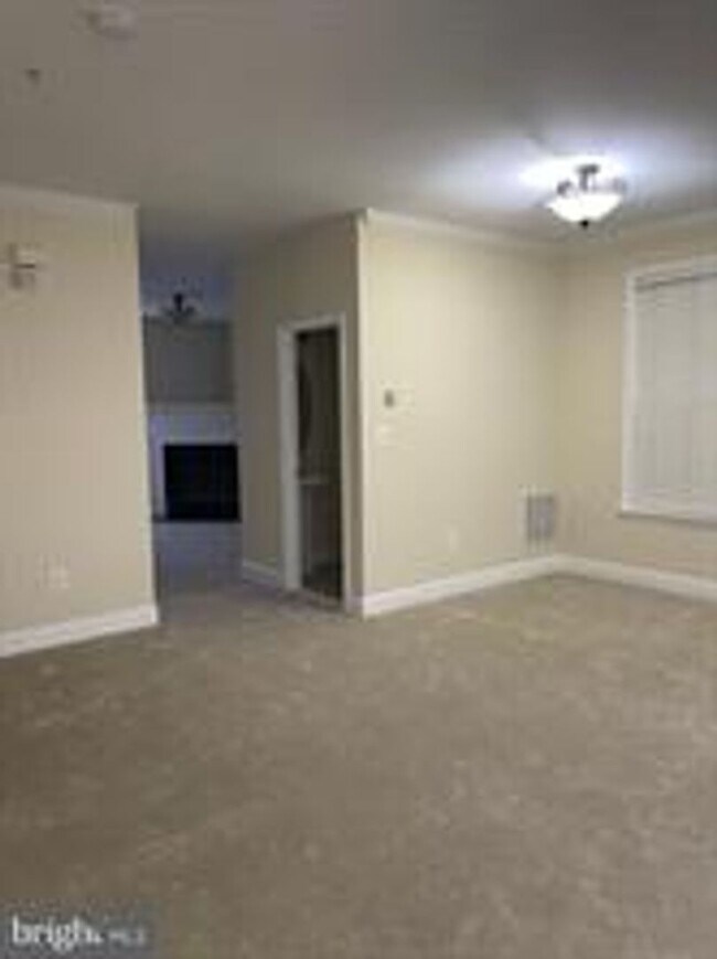 Foto del edificio - END UNIT TOWNHOUSE WITH 2 CAR GARAGE, 4 BEDROOMS AND 3.5 BATHS..FINISHED REC ROOM