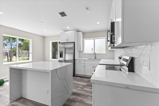 Foto del edificio - 6120 SW 63rd St