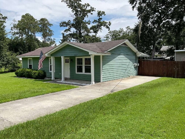 Building Photo - "Charming 3-Bedroom Haven with 2 Full Bath...