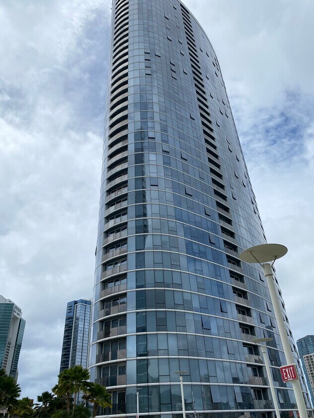 West Tower - 1288 Kapiolani Blvd