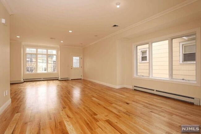 Building Photo - 1613 Maple St