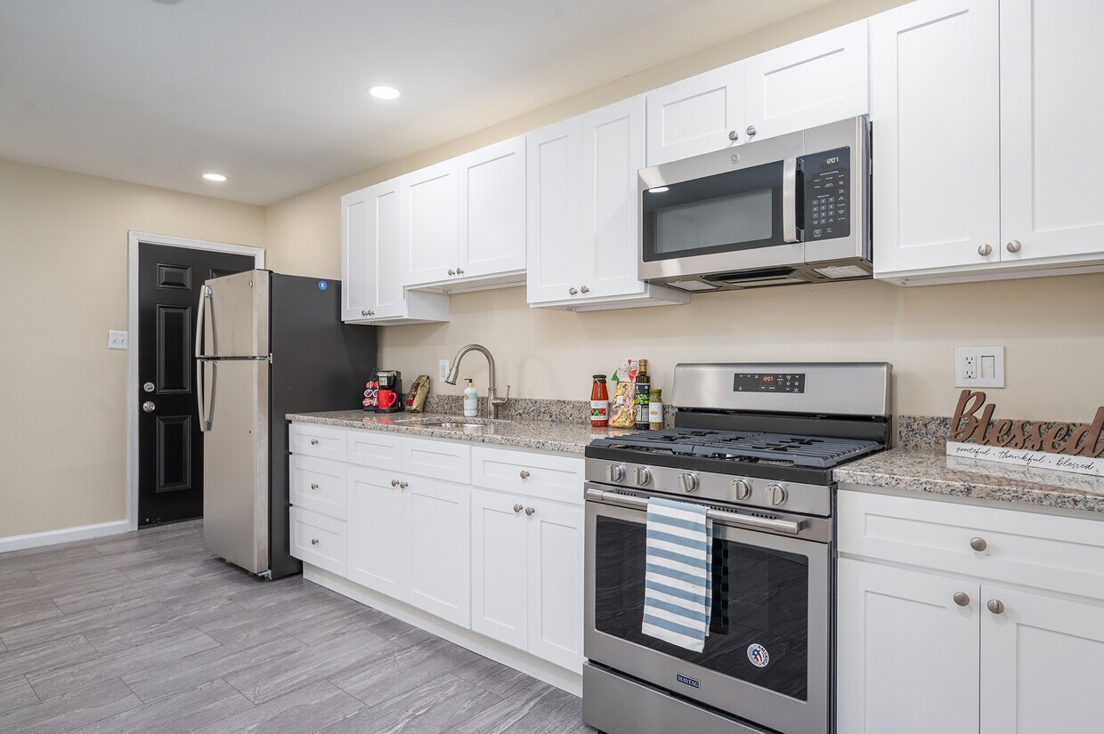 Foto principal - 820 E North Ave