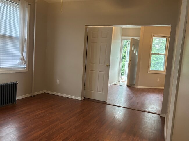 Building Photo - 421 River Dr