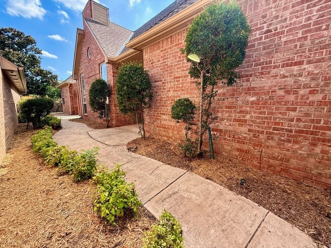 Building Photo - Fantastic Location, Fantastic Exec Home