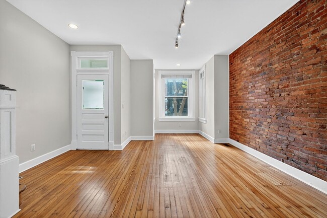 Building Photo - 1427 Monroe St NW