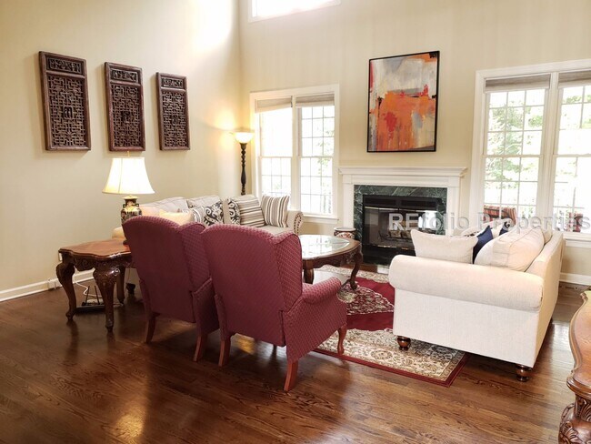Building Photo - Stunning 6 Bedroom Home w/ Private Backyar...