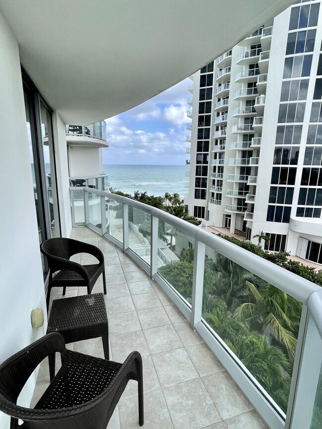 Foto del edificio - 18683 Collins Ave
