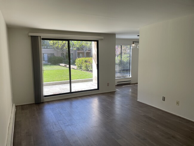 Living room - 6 Admiral Dr