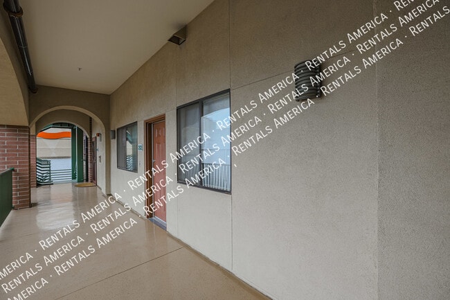 Building Photo - Perfect Central Location!!