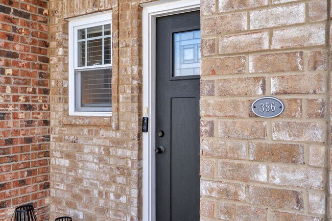 Building Photo - Pet Friendly Two Bedroom!