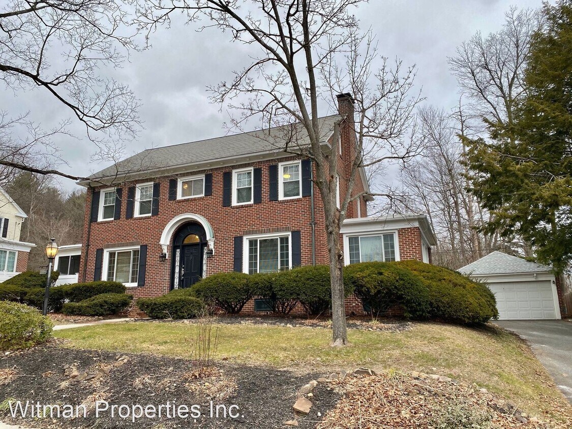 Primary Photo - 4 br, 1.5 bath House - 239 Madison Ave. W.