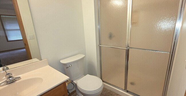 Building Photo - Rare 2 bedroom 2 bathroom duplex with 2 car garage! $1150