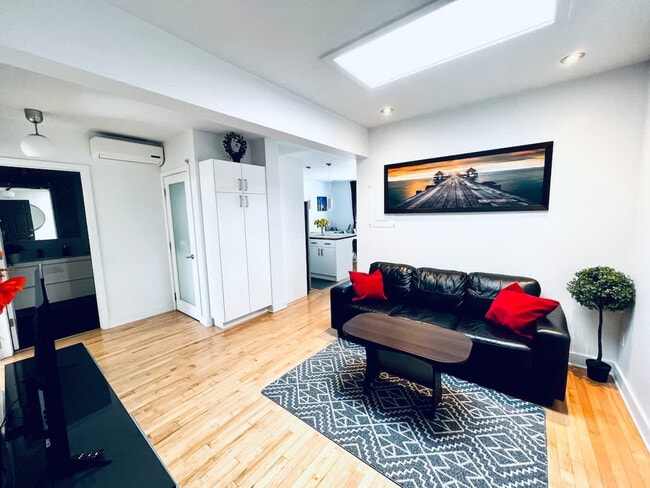 Building Photo - 4846 Rue Sainte-Catherine E