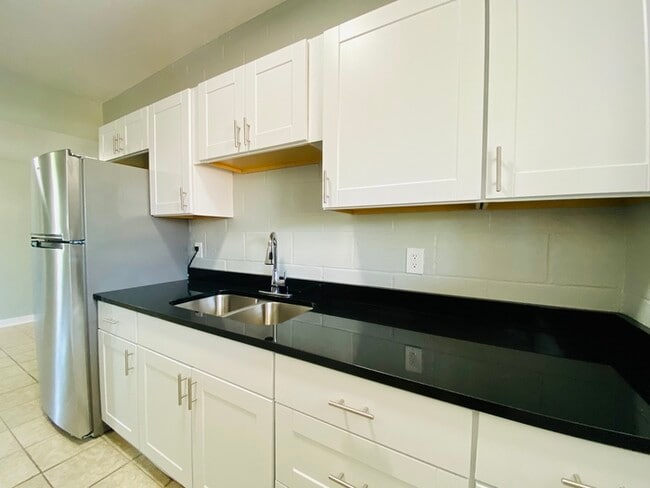 Building Photo - Remodeled 1 Bed in Downtown Tucson with Po...