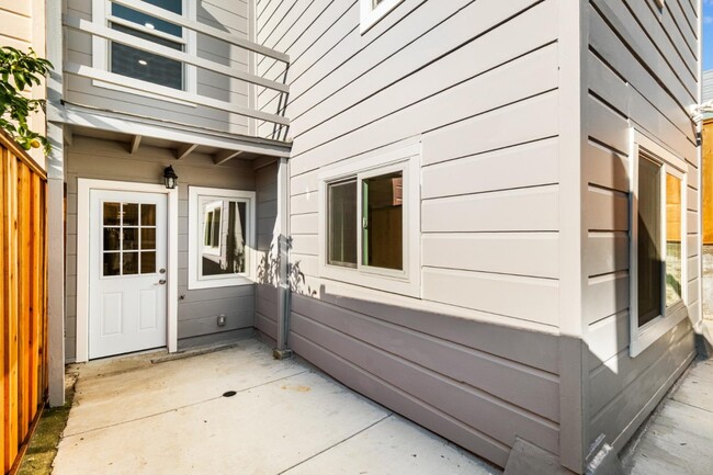 Building Photo - 2546 35th Ave