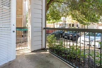 1BR, 1BA - 889SF - The Park at Monterey Oaks