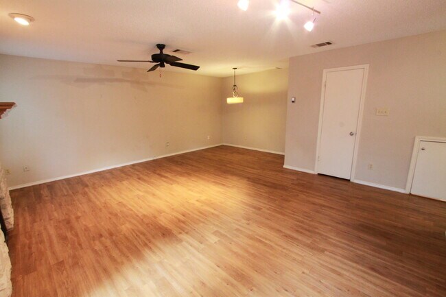 Building Photo - 2 Bedroom, 1.5 Bath Condo in Northwest Hills Near Far West Blvd