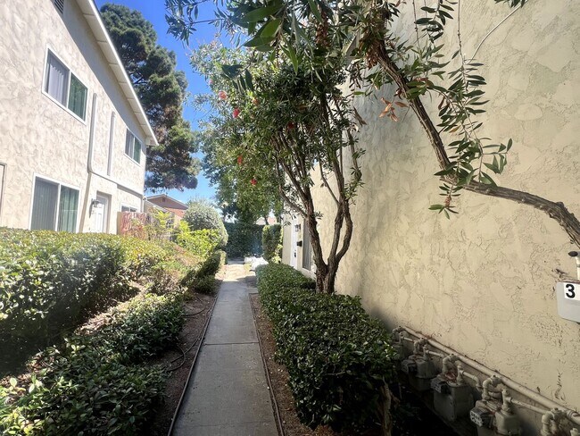 Building Photo - ****$500 OFF FIRST MONTHS RENT**** Spaciou...